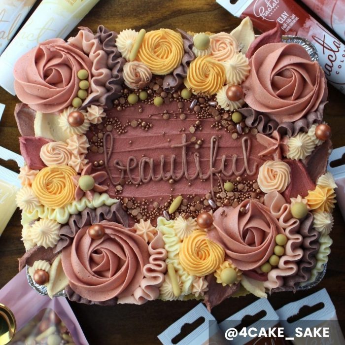 چگونه یک سینی ساده را با فراستینگ پررنگ تراز کنیم 3 رنگ های ساده-سینی-تزیین-خنثی