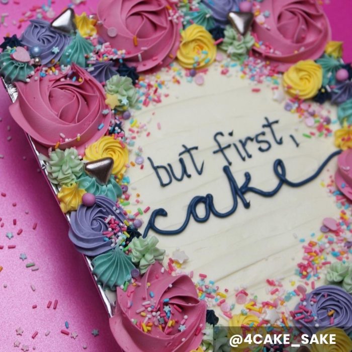 چگونه یک سینی ساده را با فراستینگ پررنگ تراز کنیم 5 تزیین سینی ساده با 4 کیک