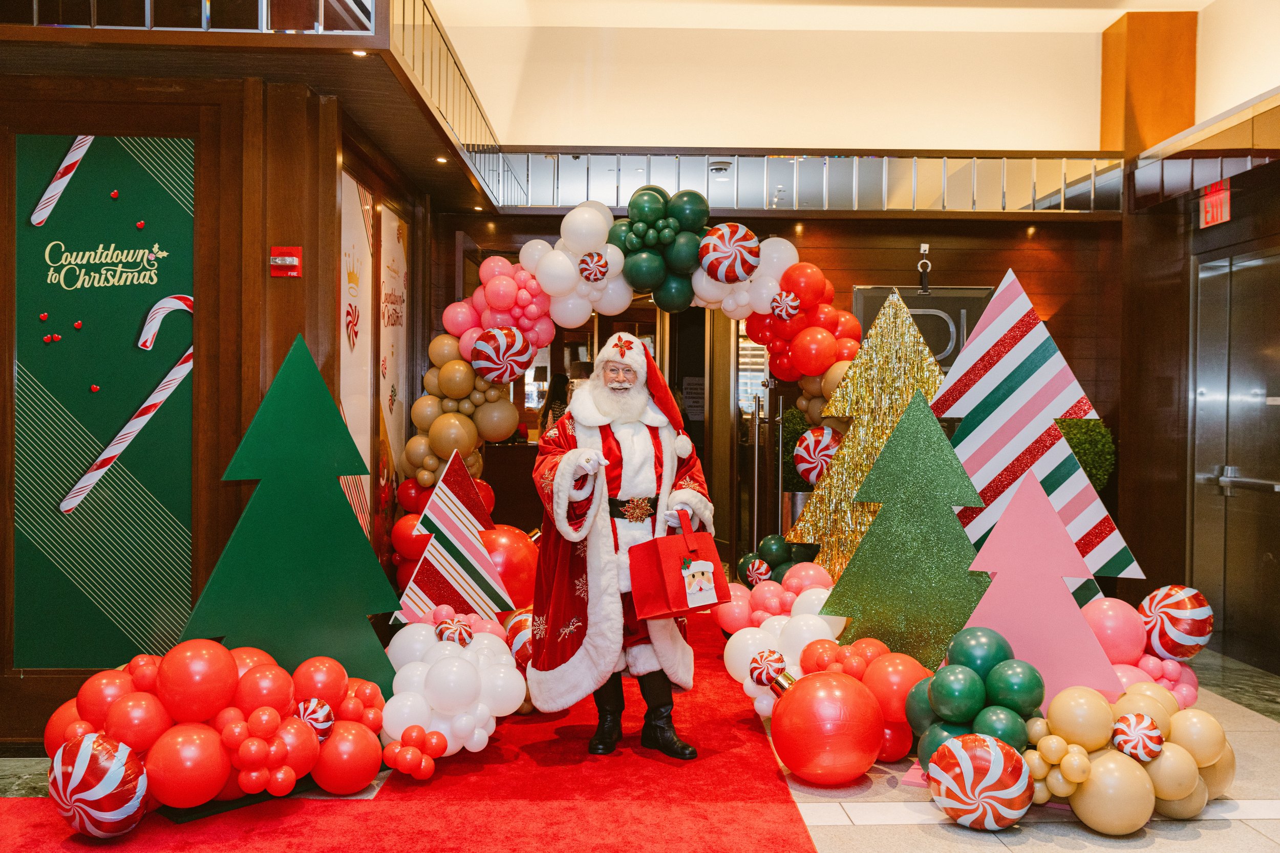 1703010494 41 بابا نوئل در حال آمدن است به شهر