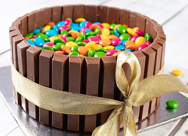 کیک شکلاتی با اسمارتیز و کیت کت