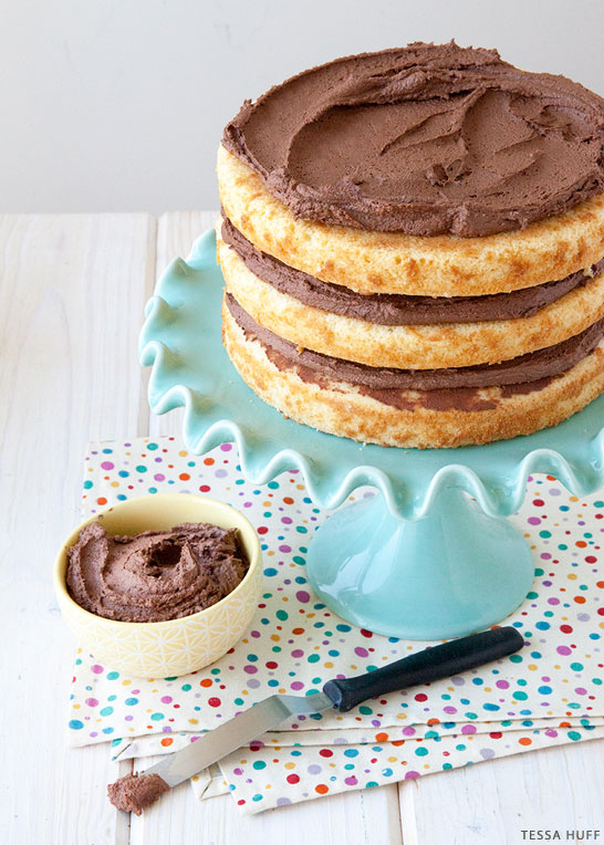 کیک زرد کلاسیک با فاج فراستینگ |  توسط تسا هاف برای TheCakeBlog.com