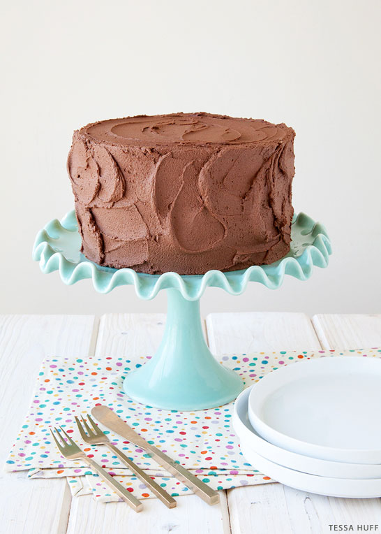 کیک زرد کلاسیک با فاج فراستینگ |  توسط تسا هاف برای TheCakeBlog.com