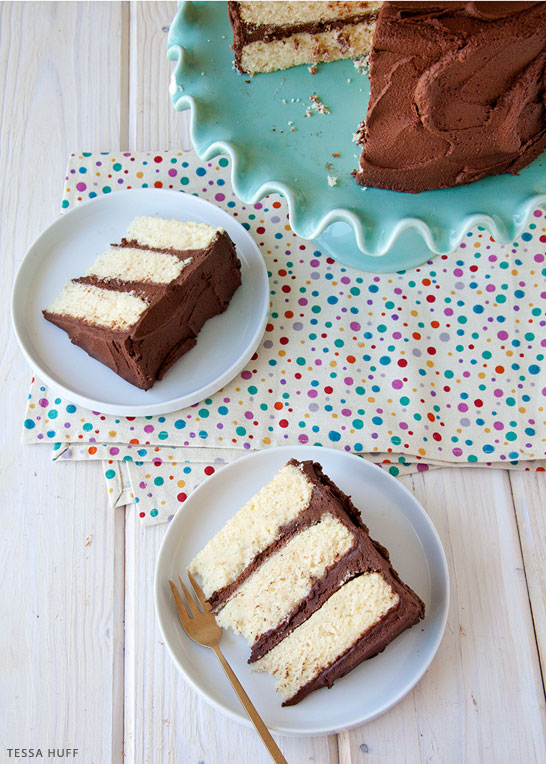 کیک زرد کلاسیک با فاج فراستینگ |  توسط تسا هاف برای TheCakeBlog.com