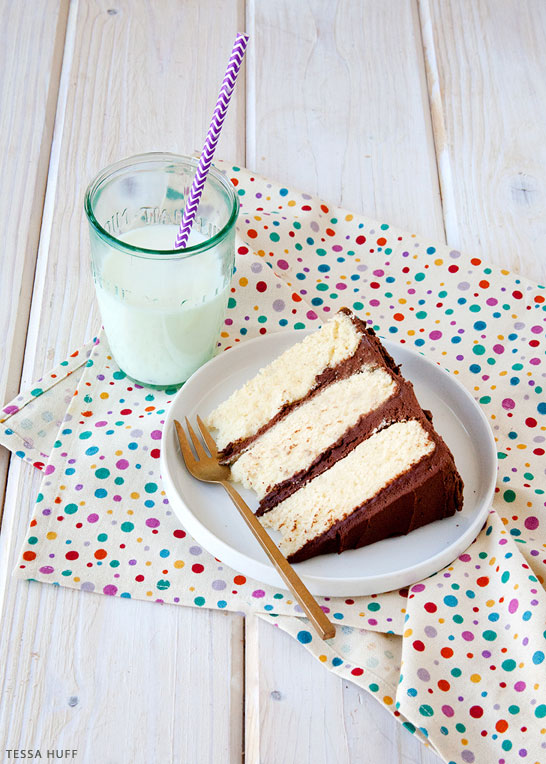 کیک زرد کلاسیک با فاج فراستینگ |  توسط تسا هاف برای TheCakeBlog.com