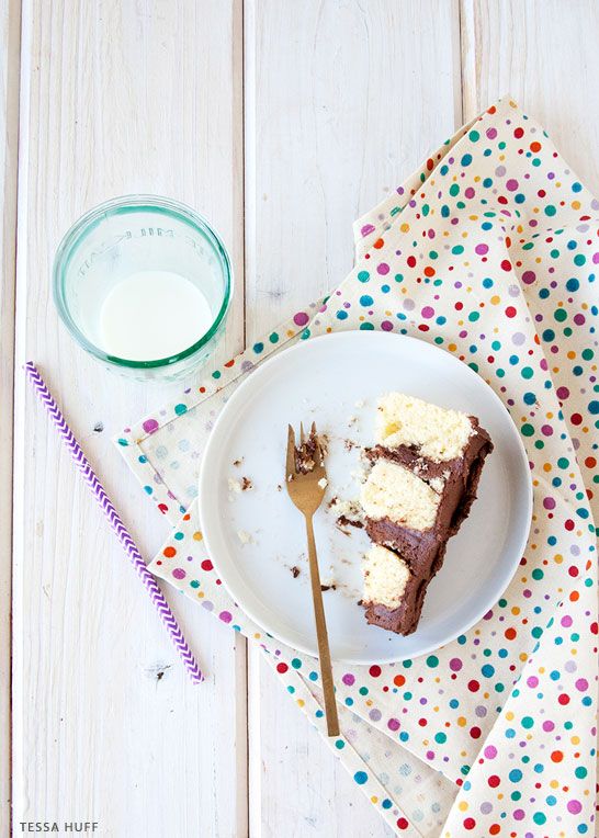 کیک زرد کلاسیک با فاج فراستینگ |  توسط تسا هاف برای TheCakeBlog.com