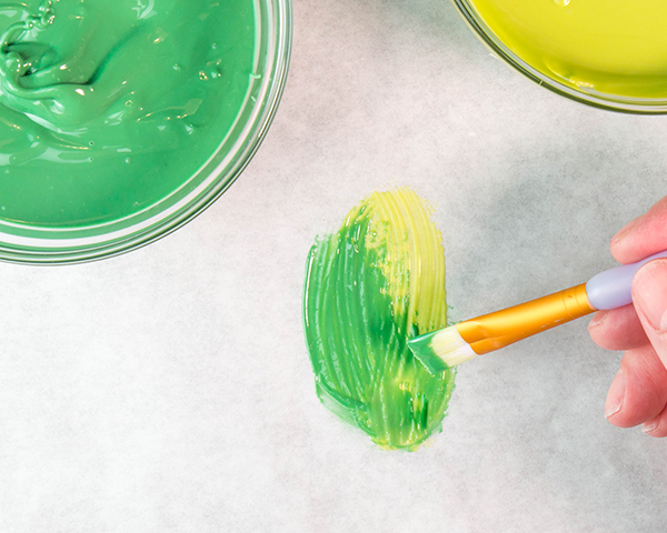 کیک لاله شکلاتی 11 لاله های شکلاتی - طرز تهیه تزیینات زیبای کیک لاله با استفاده از شکلات آب شده و قاشق پلاستیکی | توسط ارین گاردنر برای TheCakeBlog.com