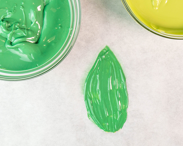 کیک لاله شکلاتی 12 لاله های شکلاتی - طرز تهیه تزیینات زیبای کیک لاله با استفاده از شکلات آب شده و قاشق پلاستیکی | توسط ارین گاردنر برای TheCakeBlog.com