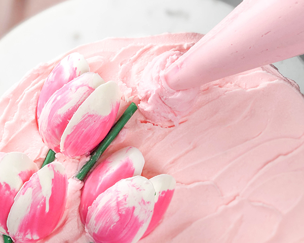 کیک لاله شکلاتی 15 لاله های شکلاتی - طرز تهیه تزیینات زیبای کیک لاله با استفاده از شکلات آب شده و قاشق پلاستیکی | توسط ارین گاردنر برای TheCakeBlog.com