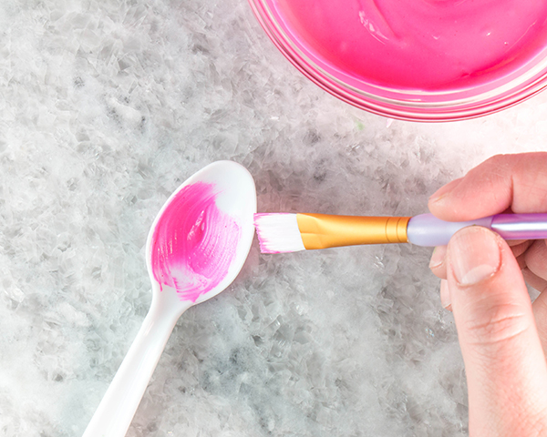 کیک لاله شکلاتی 4 لاله های شکلاتی - طرز تهیه تزیینات زیبای کیک لاله با استفاده از شکلات آب شده و قاشق پلاستیکی | توسط ارین گاردنر برای TheCakeBlog.com