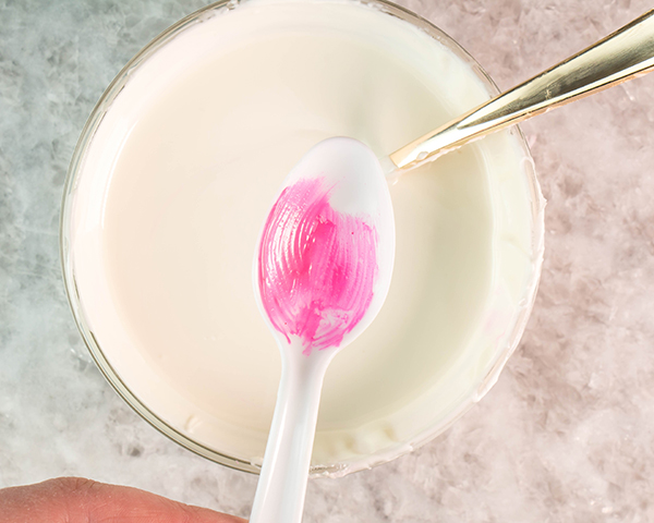 کیک لاله شکلاتی 5 لاله های شکلاتی - طرز تهیه تزیینات زیبای کیک لاله با استفاده از شکلات آب شده و قاشق پلاستیکی | توسط ارین گاردنر برای TheCakeBlog.com