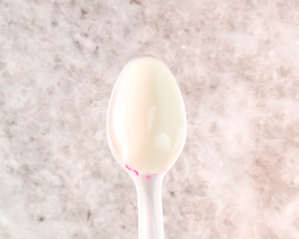 کیک لاله شکلاتی 6 لاله های شکلاتی - طرز تهیه تزیینات زیبای کیک لاله با استفاده از شکلات آب شده و قاشق پلاستیکی | توسط ارین گاردنر برای TheCakeBlog.com