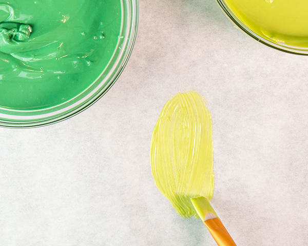 کیک لاله شکلاتی 10 لاله های شکلاتی - طرز تهیه تزیینات زیبای کیک لاله با استفاده از شکلات آب شده و قاشق پلاستیکی | توسط ارین گاردنر برای TheCakeBlog.com