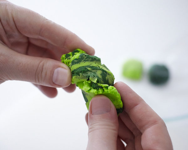 تراریوم کیک کوچک - طرز تهیه یک تراریوم الهام گرفته از طبیعت پر از کیک های کوچک، سبزیجات خوراکی، قارچ های کوچک و گوزن های مینیاتوری |  Cakegirls برای TheCakeBlog.com