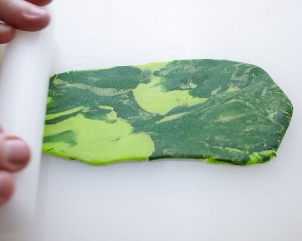 تراریوم کیک کوچک - طرز تهیه یک تراریوم الهام گرفته از طبیعت پر از کیک های کوچک، سبزیجات خوراکی، قارچ های کوچک و گوزن های مینیاتوری |  Cakegirls برای TheCakeBlog.com