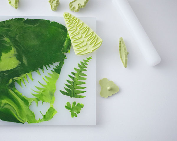 تراریوم کیک کوچک - طرز تهیه یک تراریوم الهام گرفته از طبیعت پر از کیک های کوچک، سبزیجات خوراکی، قارچ های کوچک و گوزن های مینیاتوری |  Cakegirls برای TheCakeBlog.com