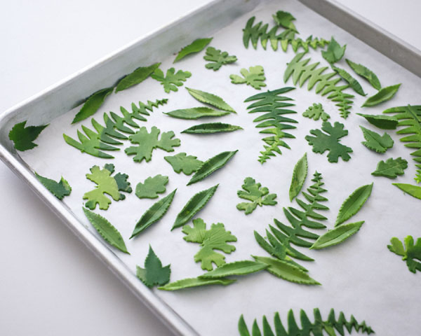 تراریوم کیک کوچک - طرز تهیه یک تراریوم الهام گرفته از طبیعت پر از کیک های کوچک، سبزیجات خوراکی، قارچ های کوچک و گوزن های مینیاتوری |  Cakegirls برای TheCakeBlog.com