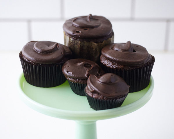 تراریوم کیک کوچک - طرز تهیه یک تراریوم الهام گرفته از طبیعت پر از کیک های کوچک، سبزیجات خوراکی، قارچ های کوچک و گوزن های مینیاتوری |  Cakegirls برای TheCakeBlog.com