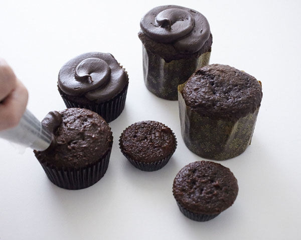 تراریوم کیک کوچک - طرز تهیه یک تراریوم الهام گرفته از طبیعت پر از کیک های کوچک، سبزیجات خوراکی، قارچ های کوچک و گوزن های مینیاتوری |  Cakegirls برای TheCakeBlog.com