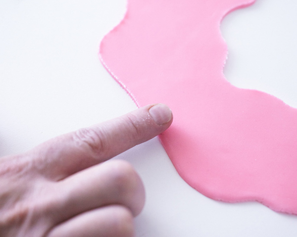 کیک دونات غول پیکر!  با آموزش گام به گام ساده، طرز تهیه این کیک دونات غول پیکر با روکش پاشیده و دوست داشتنی را بیاموزید |  توسط Cakegirls برای TheCakeBlog.com