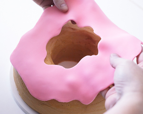 کیک دونات غول پیکر!  با آموزش گام به گام ساده، طرز تهیه این کیک دونات غول پیکر با روکش پاشیده و دوست داشتنی را بیاموزید |  توسط Cakegirls برای TheCakeBlog.com