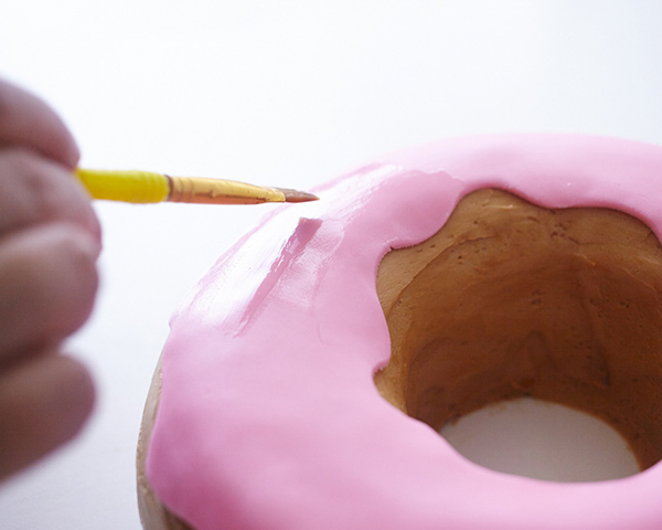 کیک دونات غول پیکر!  با آموزش گام به گام ساده، طرز تهیه این کیک دونات غول پیکر با روکش پاشیده و دوست داشتنی را بیاموزید |  توسط Cakegirls برای TheCakeBlog.com