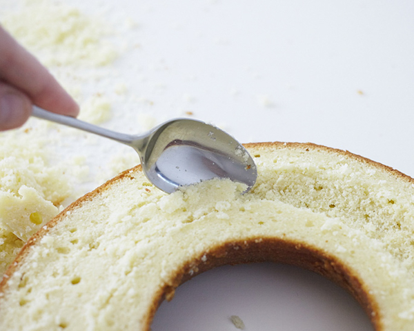 کیک دونات غول پیکر!  با آموزش گام به گام ساده، طرز تهیه این کیک دونات غول پیکر با روکش پاشیده و دوست داشتنی را بیاموزید |  توسط Cakegirls برای TheCakeBlog.com