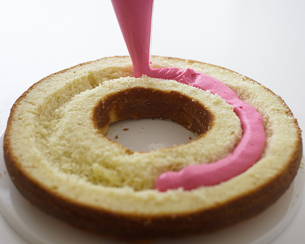 کیک دونات غول پیکر!  با آموزش گام به گام ساده، طرز تهیه این کیک دونات غول پیکر با روکش پاشیده و دوست داشتنی را بیاموزید |  توسط Cakegirls برای TheCakeBlog.com