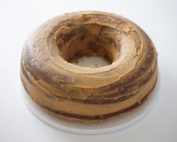 کیک دونات غول پیکر!  با آموزش گام به گام ساده، طرز تهیه این کیک دونات غول پیکر با روکش پاشیده و دوست داشتنی را بیاموزید |  توسط Cakegirls برای TheCakeBlog.com