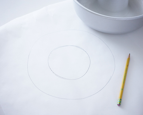 کیک دونات غول پیکر!  با آموزش گام به گام ساده، طرز تهیه این کیک دونات غول پیکر با روکش پاشیده و دوست داشتنی را بیاموزید |  توسط Cakegirls برای TheCakeBlog.com