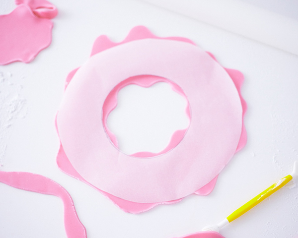 کیک دونات غول پیکر!  با آموزش گام به گام ساده، طرز تهیه این کیک دونات غول پیکر با روکش پاشیده و دوست داشتنی را بیاموزید |  توسط Cakegirls برای TheCakeBlog.com