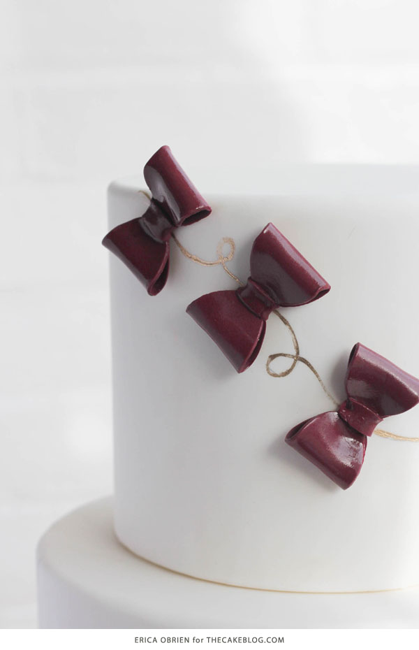 کیک پاپیونی مارسالا و طلا |  ترجمه گرایش به طرح کیک |  توسط اریکا اوبرین برای TheCakeBlog.com