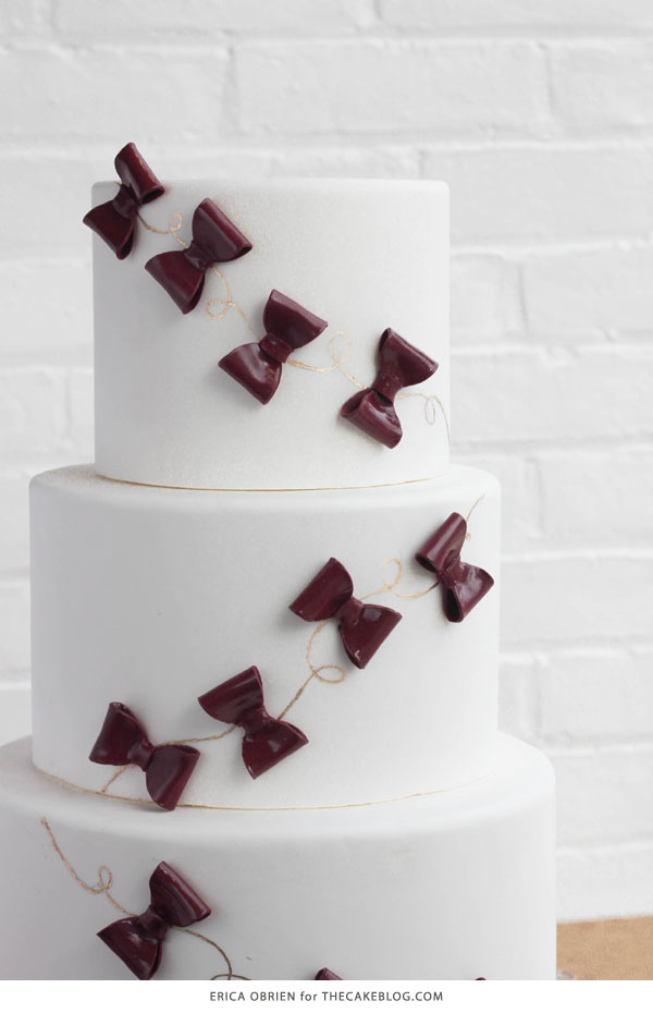 کیک پاپیونی مارسالا و طلا |  ترجمه گرایش به طرح کیک |  توسط اریکا اوبرین برای TheCakeBlog.com