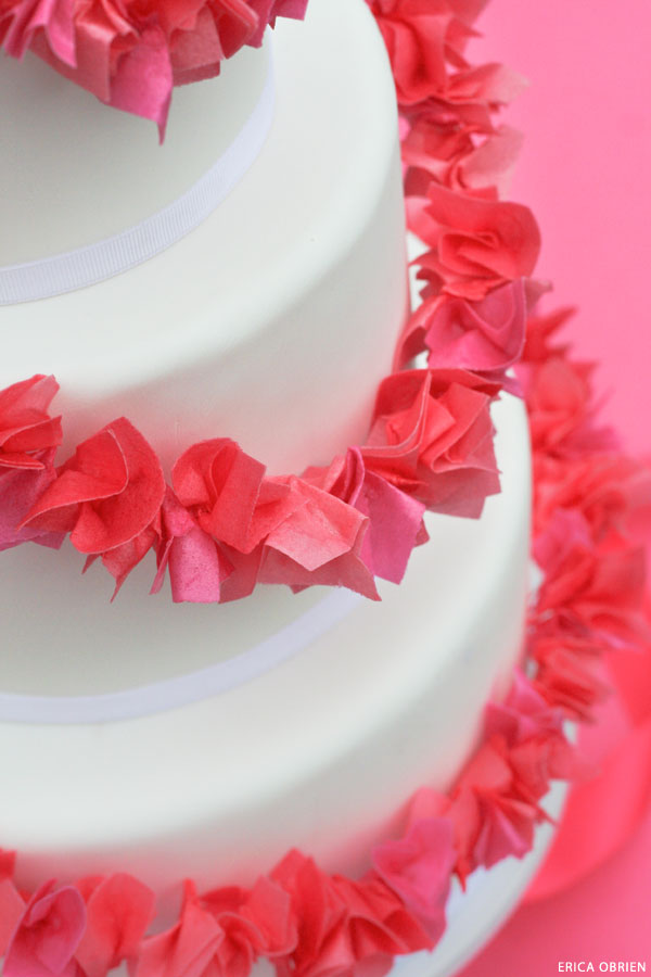 کیک گلدسته کاغذی |  ترجمه گرایش به طرح کیک |  توسط اریکا اوبرین برای TheCakeBlog.com