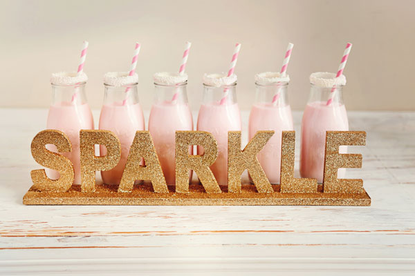 قلب من برق بزن |  میز کیک براق صورتی و طلایی |  توسط De la Creme Creative Studio در TheCakeBlog.com