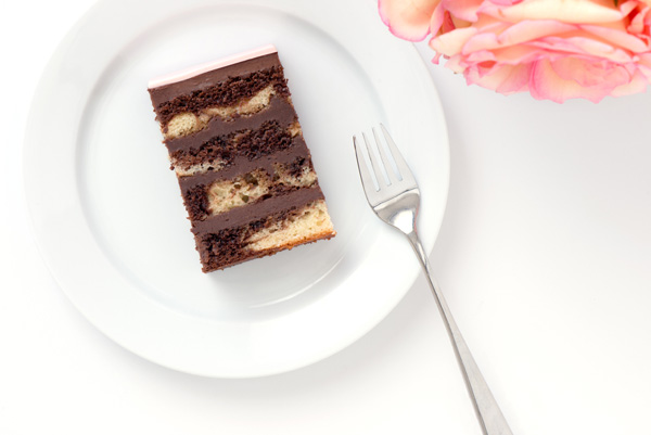 قلب من برق بزن |  میز کیک براق صورتی و طلایی |  توسط De la Creme Creative Studio در TheCakeBlog.com