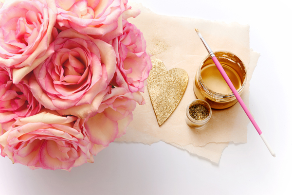 قلب من برق بزن |  میز کیک براق صورتی و طلایی |  توسط De la Creme Creative Studio در TheCakeBlog.com