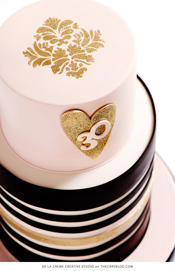 قلب من برق بزن |  میز کیک براق صورتی و طلایی |  توسط De la Creme Creative Studio در TheCakeBlog.com