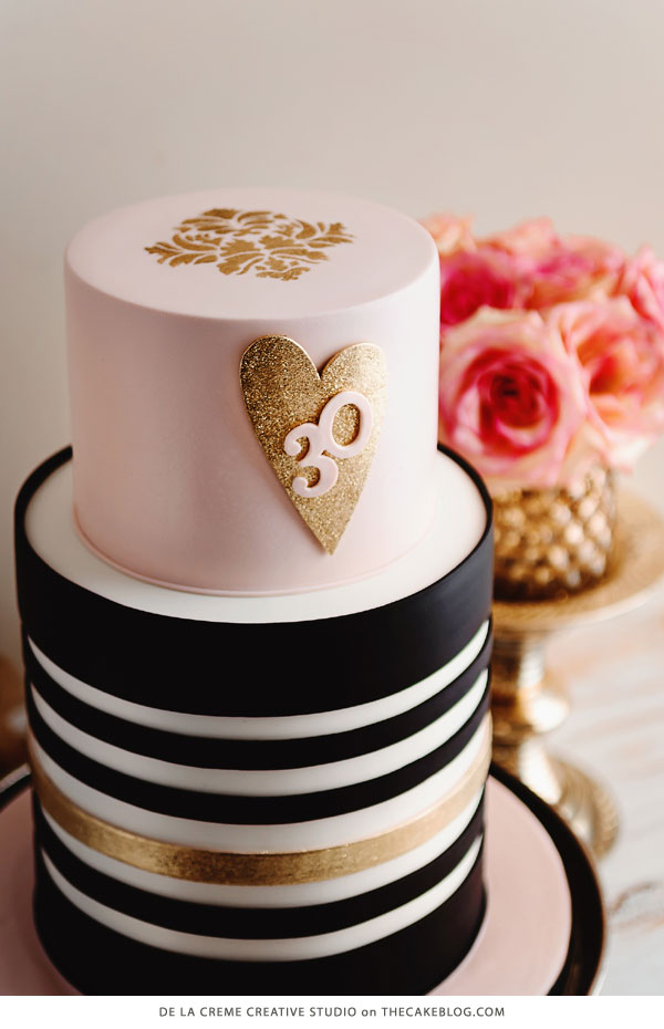 قلب من برق بزن |  میز کیک براق صورتی و طلایی |  توسط De la Creme Creative Studio در TheCakeBlog.com