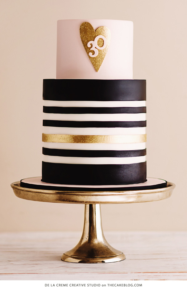 قلب من برق بزن |  میز کیک براق صورتی و طلایی |  توسط De la Creme Creative Studio در TheCakeBlog.com