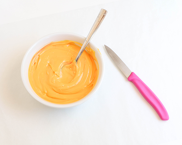 کیک آفتابگردان 5 کیک آفتابگردان - طرز تهیه تزیینات زیبای کیک آفتابگردان با استفاده از شکلات ذوب شده | توسط ارین گاردنر برای TheCakeBlog.com