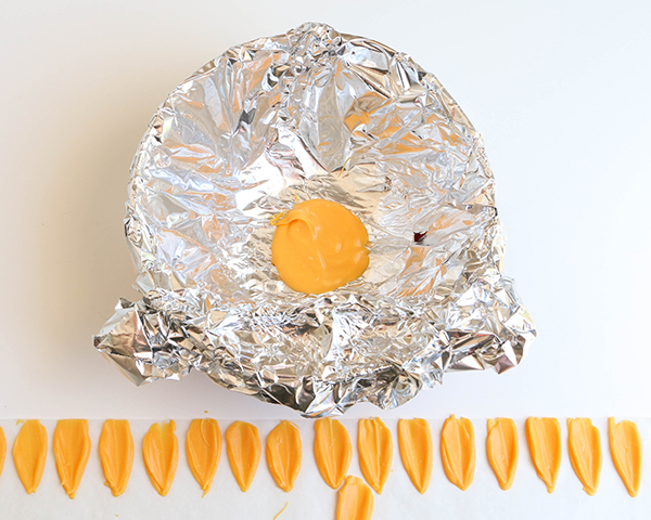 کیک آفتابگردان 16 کیک آفتابگردان - طرز تهیه تزیینات زیبای کیک آفتابگردان با استفاده از شکلات ذوب شده | توسط ارین گاردنر برای TheCakeBlog.com