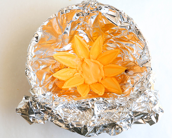 کیک آفتابگردان 17 کیک آفتابگردان - طرز تهیه تزیینات زیبای کیک آفتابگردان با استفاده از شکلات ذوب شده | توسط ارین گاردنر برای TheCakeBlog.com