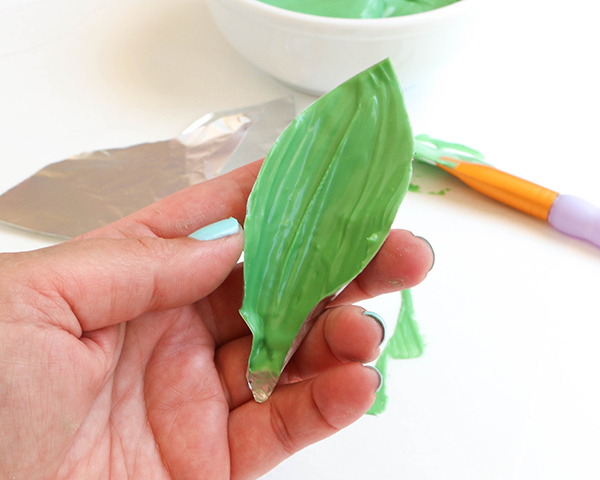 کیک آفتابگردان 14 کیک آفتابگردان - طرز تهیه تزیینات زیبای کیک آفتابگردان با استفاده از شکلات ذوب شده | توسط ارین گاردنر برای TheCakeBlog.com