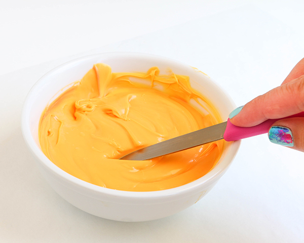 کیک آفتابگردان 6 کیک آفتابگردان - طرز تهیه تزیینات زیبای کیک آفتابگردان با استفاده از شکلات ذوب شده | توسط ارین گاردنر برای TheCakeBlog.com