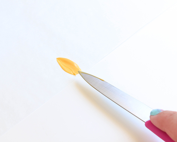 کیک آفتابگردان 9 کیک آفتابگردان - طرز تهیه تزیینات زیبای کیک آفتابگردان با استفاده از شکلات ذوب شده | توسط ارین گاردنر برای TheCakeBlog.com