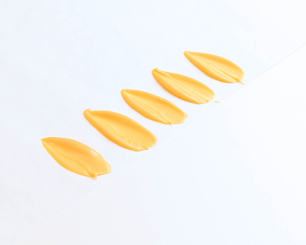 کیک آفتابگردان 10 کیک آفتابگردان - طرز تهیه تزیینات زیبای کیک آفتابگردان با استفاده از شکلات ذوب شده | توسط ارین گاردنر برای TheCakeBlog.com