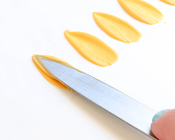 کیک آفتابگردان 11 کیک آفتابگردان - طرز تهیه تزیینات زیبای کیک آفتابگردان با استفاده از شکلات ذوب شده | توسط ارین گاردنر برای TheCakeBlog.com