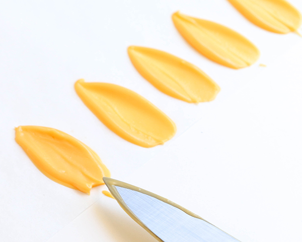 کیک آفتابگردان 12 کیک آفتابگردان - طرز تهیه تزیینات زیبای کیک آفتابگردان با استفاده از شکلات ذوب شده | توسط ارین گاردنر برای TheCakeBlog.com