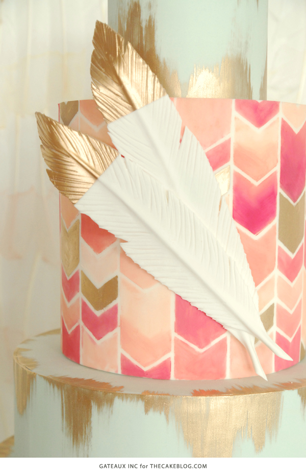 ترندهای کیک عروسی 2015 |  از جمله این کیک شورون و طلایی رنگ شده توسط Gateaux Inc. |  در TheCakeBlog.com