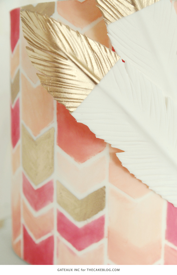 ترندهای کیک عروسی 2015 |  از جمله این کیک شورون و طلایی رنگ شده توسط Gateaux Inc. |  در TheCakeBlog.com